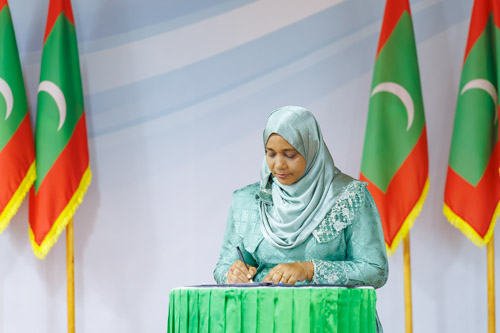 Councillors taking oath during the 5th term Fonadhoo Council ceremony and members appointed to the Women’s Development Committee