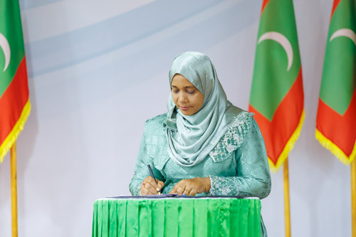 Councillors taking oath during the 5th term Fonadhoo Council ceremony and members appointed to the Women’s Development Committee