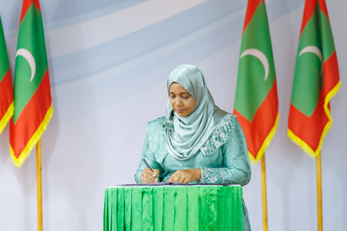 Councillors taking oath during the 5th term Fonadhoo Council ceremony and members appointed to the Women’s Development Committee