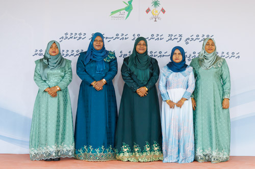 Councillors taking oath during the 5th term Fonadhoo Council ceremony and members appointed to the Women’s Development Committee
