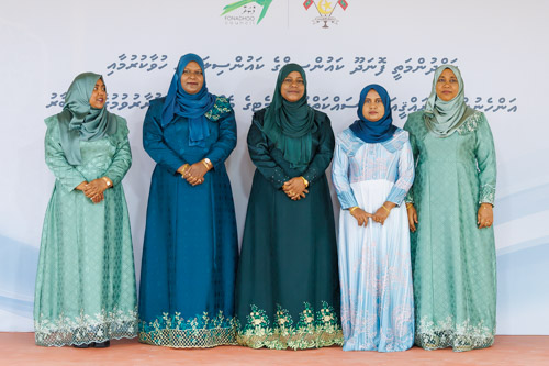 Councillors taking oath during the 5th term Fonadhoo Council ceremony and members appointed to the Women’s Development Committee