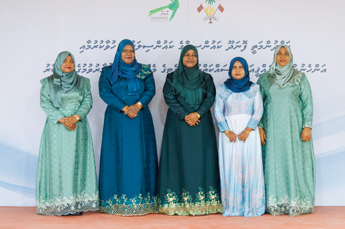Councillors taking oath during the 5th term Fonadhoo Council ceremony and members appointed to the Women’s Development Committee