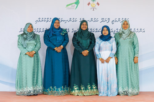 Councillors taking oath during the 5th term Fonadhoo Council ceremony and members appointed to the Women’s Development Committee
