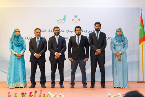 Councillors taking oath during the 5th term Fonadhoo Council ceremony and members appointed to the Women’s Development Committee