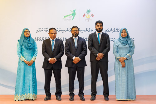 Councillors taking oath during the 5th term Fonadhoo Council ceremony and members appointed to the Women’s Development Committee