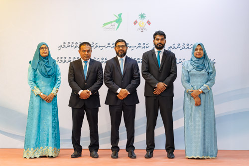 Councillors taking oath during the 5th term Fonadhoo Council ceremony and members appointed to the Women’s Development Committee