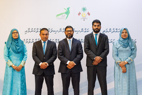 Councillors taking oath during the 5th term Fonadhoo Council ceremony and members appointed to the Women’s Development Committee