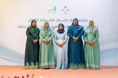 Councillors taking oath during the 5th term Fonadhoo Council ceremony and members appointed to the Women’s Development Committee