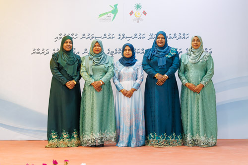 Councillors taking oath during the 5th term Fonadhoo Council ceremony and members appointed to the Women’s Development Committee