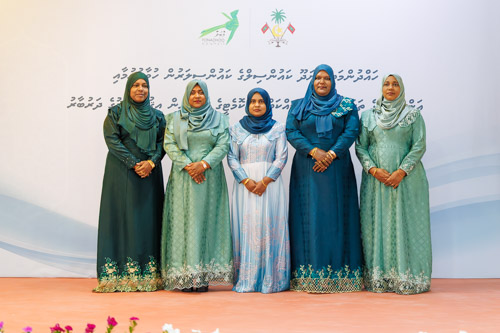 Councillors taking oath during the 5th term Fonadhoo Council ceremony and members appointed to the Women’s Development Committee