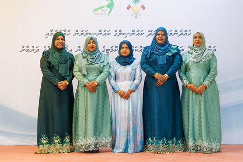 Councillors taking oath during the 5th term Fonadhoo Council ceremony and members appointed to the Women’s Development Committee