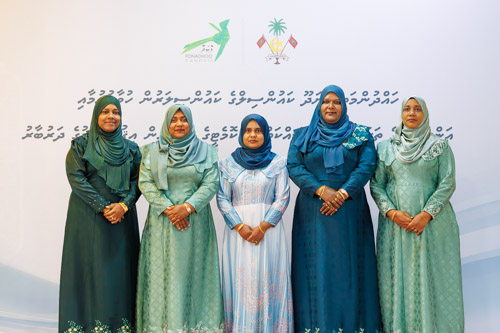 Councillors taking oath during the 5th term Fonadhoo Council ceremony and members appointed to the Women’s Development Committee