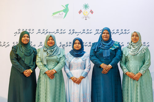 Councillors taking oath during the 5th term Fonadhoo Council ceremony and members appointed to the Women’s Development Committee