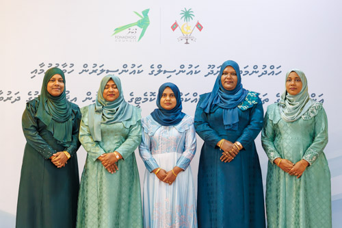 Councillors taking oath during the 5th term Fonadhoo Council ceremony and members appointed to the Women’s Development Committee