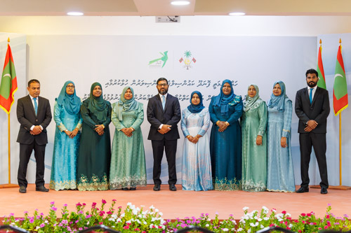 Councillors taking oath during the 5th term Fonadhoo Council ceremony and members appointed to the Women’s Development Committee