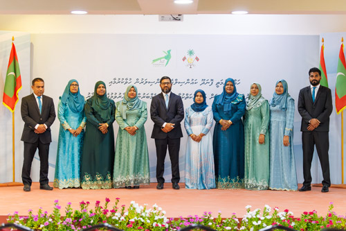 Councillors taking oath during the 5th term Fonadhoo Council ceremony and members appointed to the Women’s Development Committee