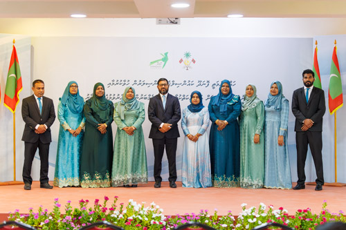 Councillors taking oath during the 5th term Fonadhoo Council ceremony and members appointed to the Women’s Development Committee