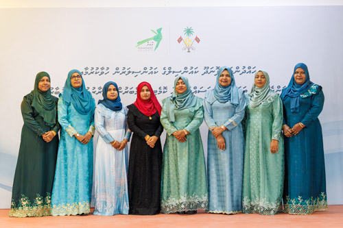 Councillors taking oath during the 5th term Fonadhoo Council ceremony and members appointed to the Women’s Development Committee