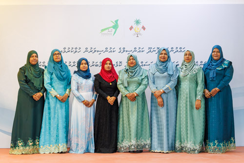 Councillors taking oath during the 5th term Fonadhoo Council ceremony and members appointed to the Women’s Development Committee