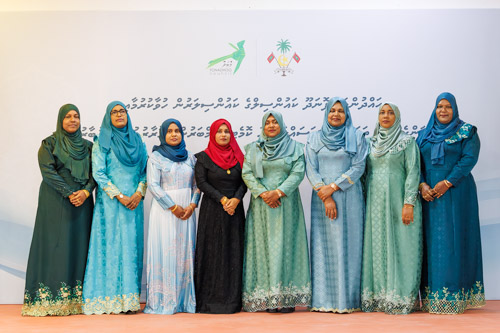 Councillors taking oath during the 5th term Fonadhoo Council ceremony and members appointed to the Women’s Development Committee