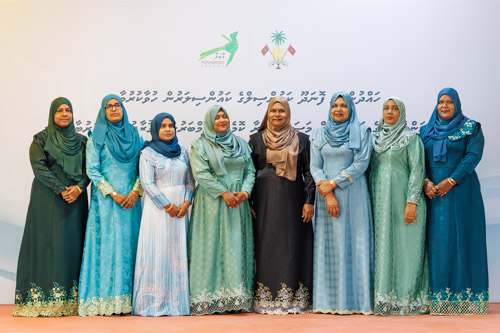 Councillors taking oath during the 5th term Fonadhoo Council ceremony and members appointed to the Women’s Development Committee