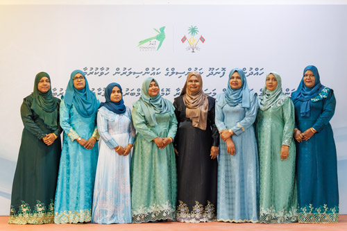Councillors taking oath during the 5th term Fonadhoo Council ceremony and members appointed to the Women’s Development Committee