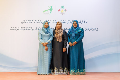 Councillors taking oath during the 5th term Fonadhoo Council ceremony and members appointed to the Women’s Development Committee