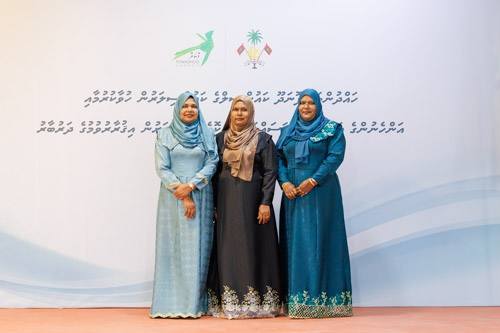 Councillors taking oath during the 5th term Fonadhoo Council ceremony and members appointed to the Women’s Development Committee