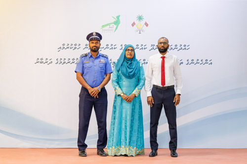 Councillors taking oath during the 5th term Fonadhoo Council ceremony and members appointed to the Women’s Development Committee