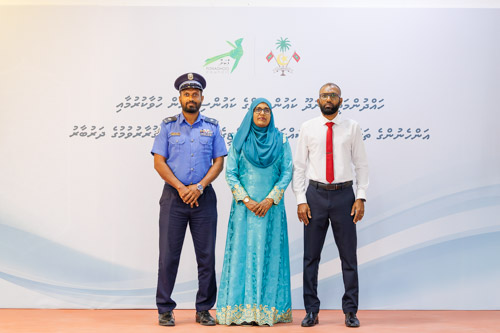Councillors taking oath during the 5th term Fonadhoo Council ceremony and members appointed to the Women’s Development Committee