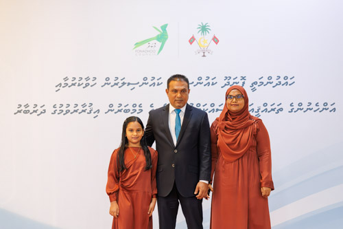 Councillors taking oath during the 5th term Fonadhoo Council ceremony and members appointed to the Women’s Development Committee