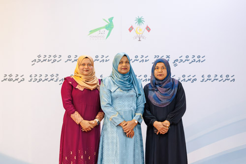 Councillors taking oath during the 5th term Fonadhoo Council ceremony and members appointed to the Women’s Development Committee