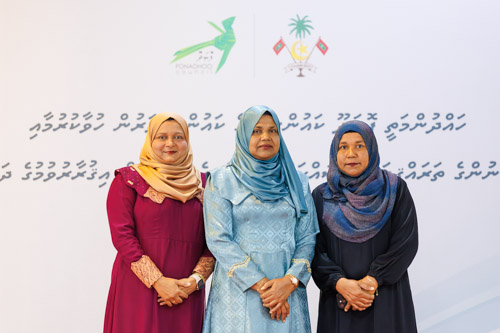 Councillors taking oath during the 5th term Fonadhoo Council ceremony and members appointed to the Women’s Development Committee