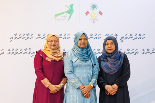 Councillors taking oath during the 5th term Fonadhoo Council ceremony and members appointed to the Women’s Development Committee