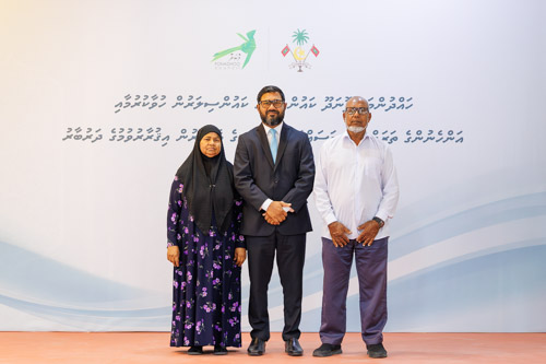 Councillors taking oath during the 5th term Fonadhoo Council ceremony and members appointed to the Women’s Development Committee