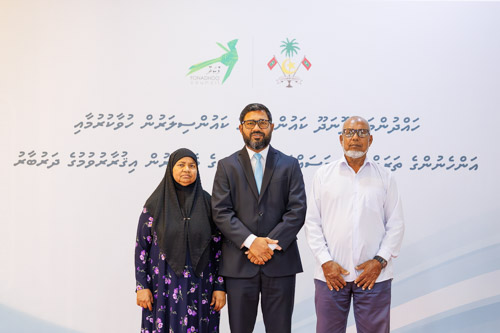 Councillors taking oath during the 5th term Fonadhoo Council ceremony and members appointed to the Women’s Development Committee