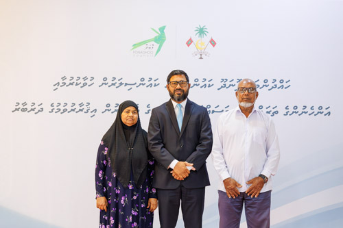 Councillors taking oath during the 5th term Fonadhoo Council ceremony and members appointed to the Women’s Development Committee
