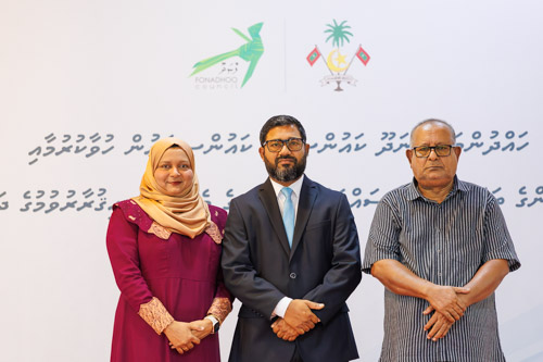 Councillors taking oath during the 5th term Fonadhoo Council ceremony and members appointed to the Women’s Development Committee
