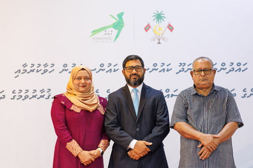 Councillors taking oath during the 5th term Fonadhoo Council ceremony and members appointed to the Women’s Development Committee