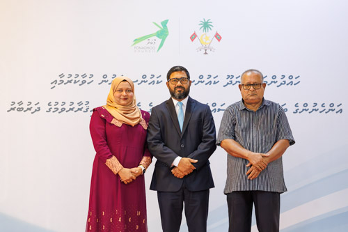 Councillors taking oath during the 5th term Fonadhoo Council ceremony and members appointed to the Women’s Development Committee