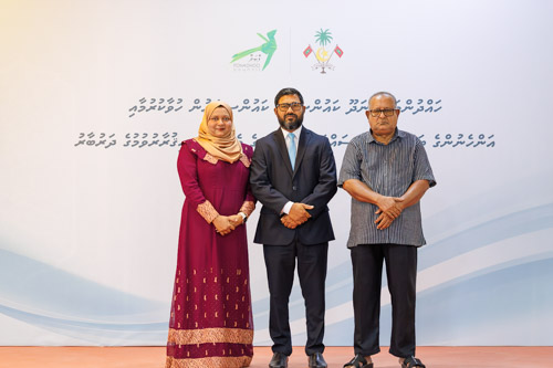Councillors taking oath during the 5th term Fonadhoo Council ceremony and members appointed to the Women’s Development Committee