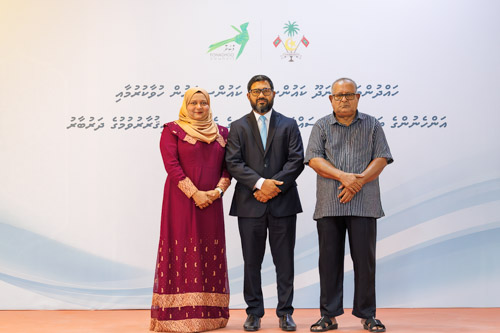 Councillors taking oath during the 5th term Fonadhoo Council ceremony and members appointed to the Women’s Development Committee