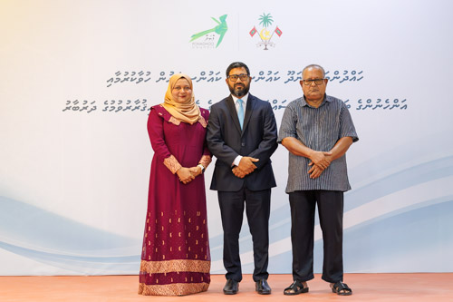Councillors taking oath during the 5th term Fonadhoo Council ceremony and members appointed to the Women’s Development Committee