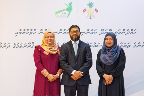 Councillors taking oath during the 5th term Fonadhoo Council ceremony and members appointed to the Women’s Development Committee