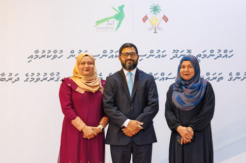 Councillors taking oath during the 5th term Fonadhoo Council ceremony and members appointed to the Women’s Development Committee