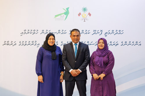 Councillors taking oath during the 5th term Fonadhoo Council ceremony and members appointed to the Women’s Development Committee