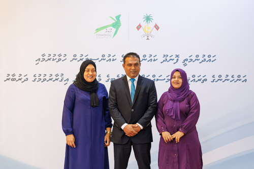 Councillors taking oath during the 5th term Fonadhoo Council ceremony and members appointed to the Women’s Development Committee