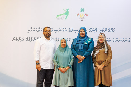 Councillors taking oath during the 5th term Fonadhoo Council ceremony and members appointed to the Women’s Development Committee