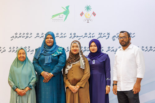 Councillors taking oath during the 5th term Fonadhoo Council ceremony and members appointed to the Women’s Development Committee