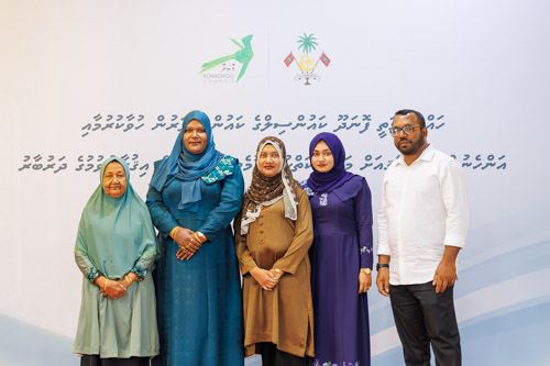Councillors taking oath during the 5th term Fonadhoo Council ceremony and members appointed to the Women’s Development Committee